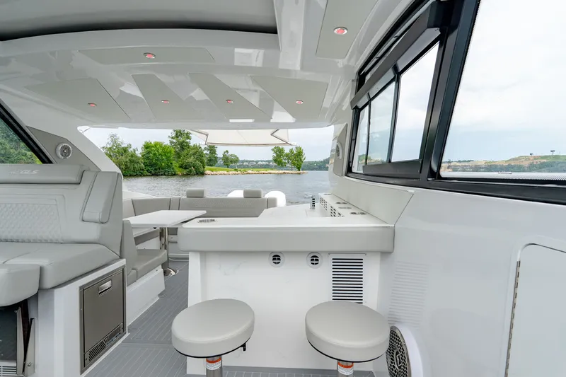 Slide: The Image of Cruisers 42 GLS Outboard 2027 - 33