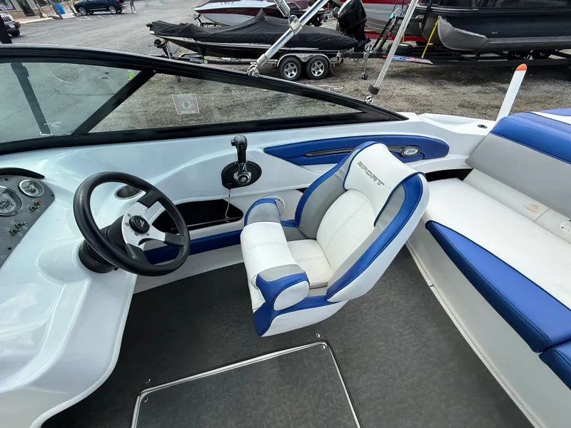 Slide: The Image of Sea Ray 205SP SS TR 2012 - 10