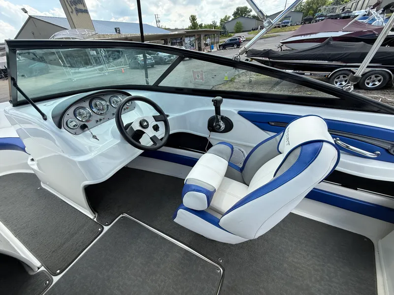 Slide: The Image of Sea Ray 205SP SS TR 2012 - 15