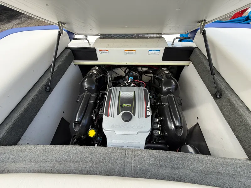 Slide: The Image of Sea Ray 205SP SS TR 2012 - 18