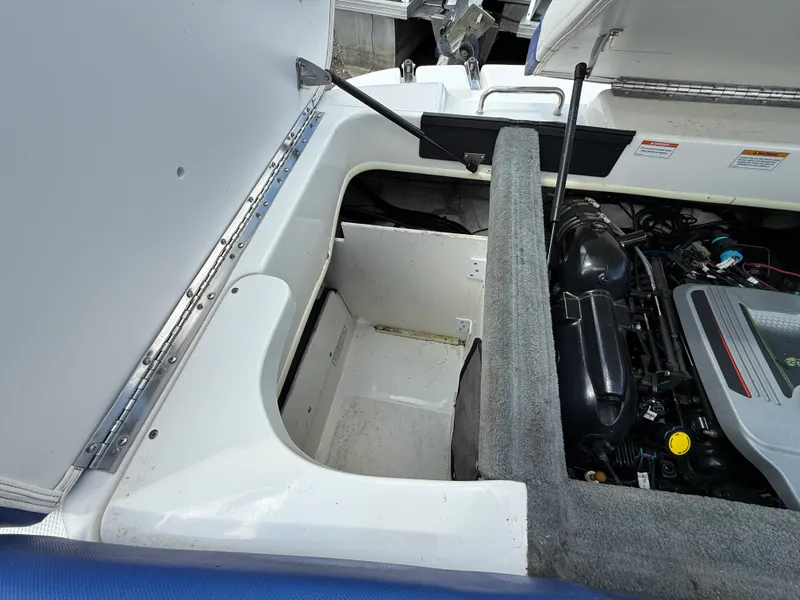 Slide: The Image of Sea Ray 205SP SS TR 2012 - 19