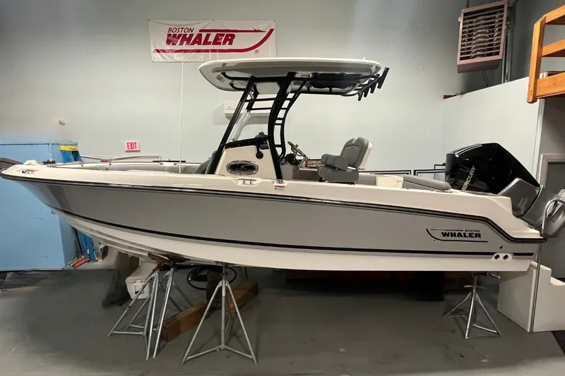 The Image of Boston Whaler 230 Outrage 2025 - 0