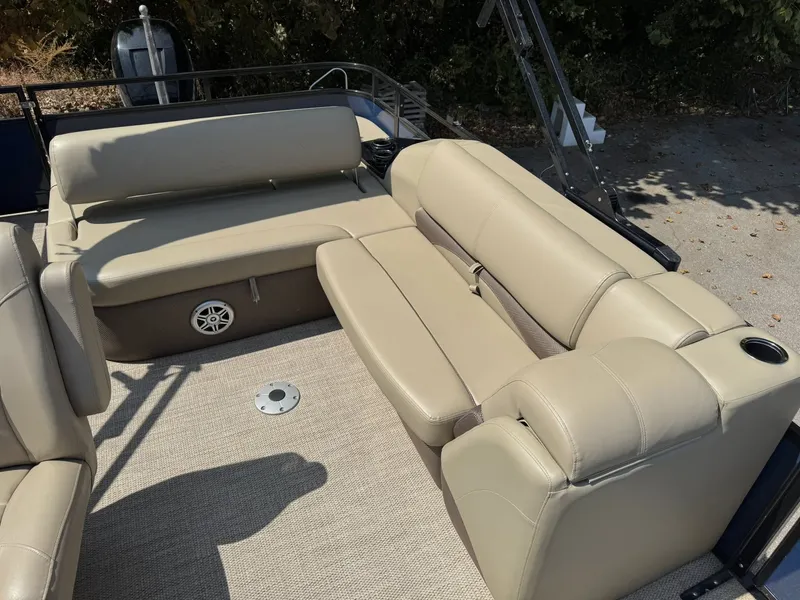 Slide: The Image of Regency 250 DL3 2023 - 10