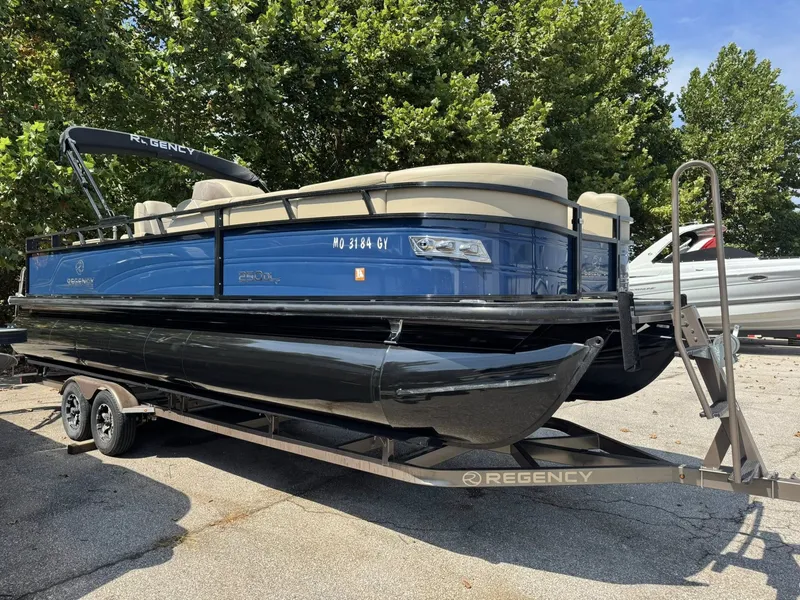 Slide: The Image of Regency 250 DL3 2023 - 11