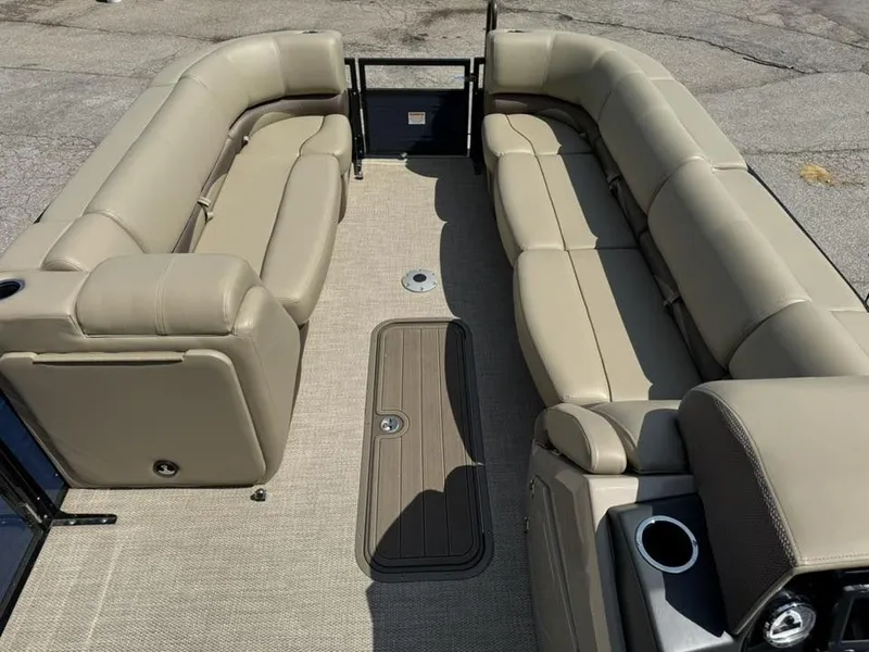 Slide: The Image of Regency 250 DL3 2023 - 14