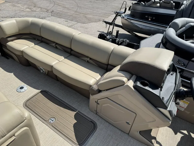 Slide: The Image of Regency 250 DL3 2023 - 16