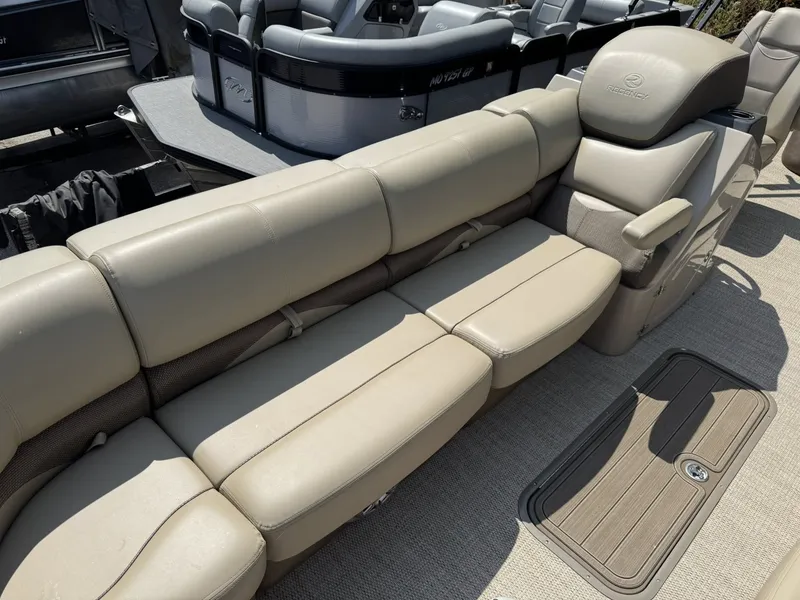 Slide: The Image of Regency 250 DL3 2023 - 3