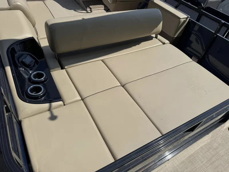 Slide: The Image of Regency 250 DL3 2023 - 6