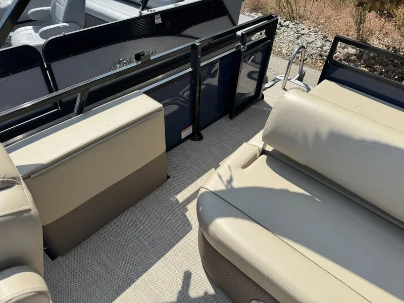 Slide: The Image of Regency 250 DL3 2023 - 8