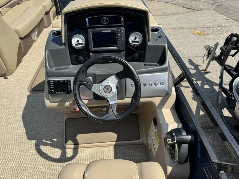 Slide: The Image of Regency 250 DL3 2023 - 9