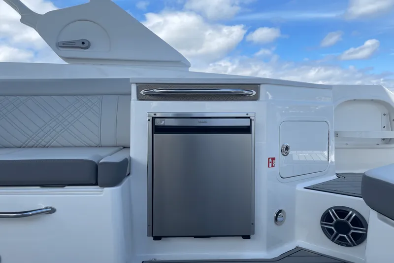 Slide: The Image of Sea Ray SDX 290 Outboard 2026 - 14