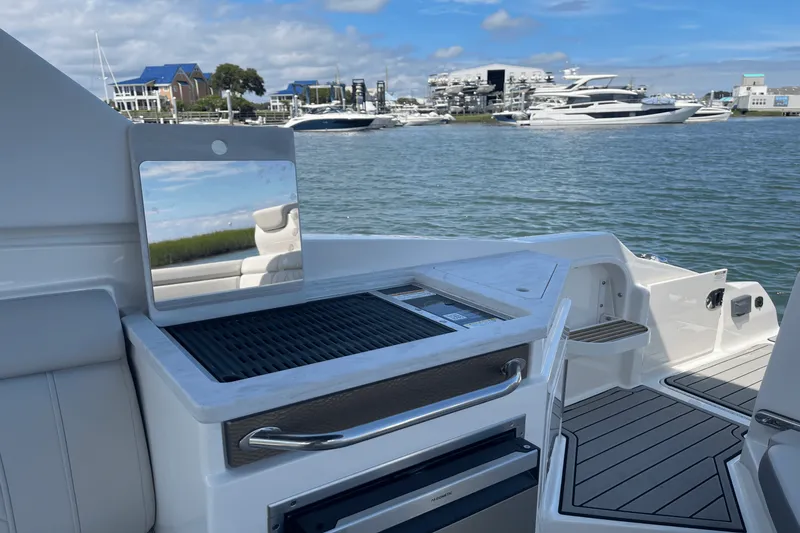 Slide: The Image of Sea Ray SDX 290 Outboard 2026 - 15