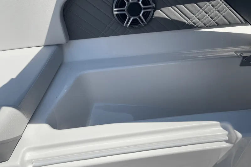 Slide: The Image of Sea Ray SDX 290 Outboard 2026 - 22