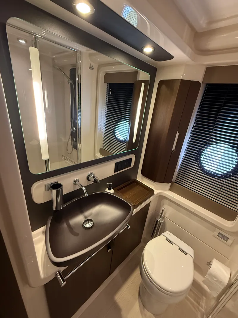 Slide: The Image of Azimut 50 FLY 2018 - 34