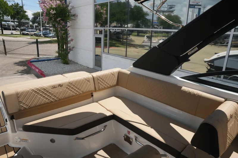 Slide: The Image of Sea Ray 250 SDX 2025 - 10