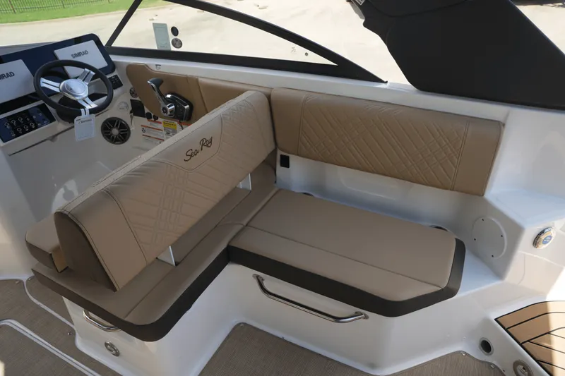 Slide: The Image of Sea Ray 250 SDX 2025 - 12