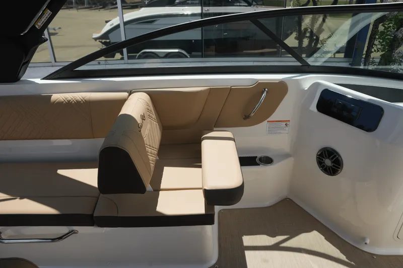 Slide: The Image of Sea Ray 250 SDX 2025 - 13