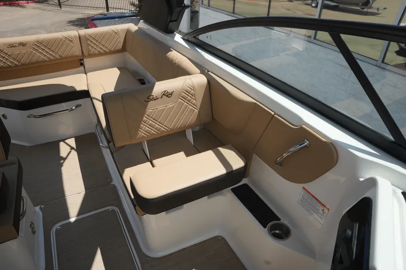Slide: The Image of Sea Ray 250 SDX 2025 - 14