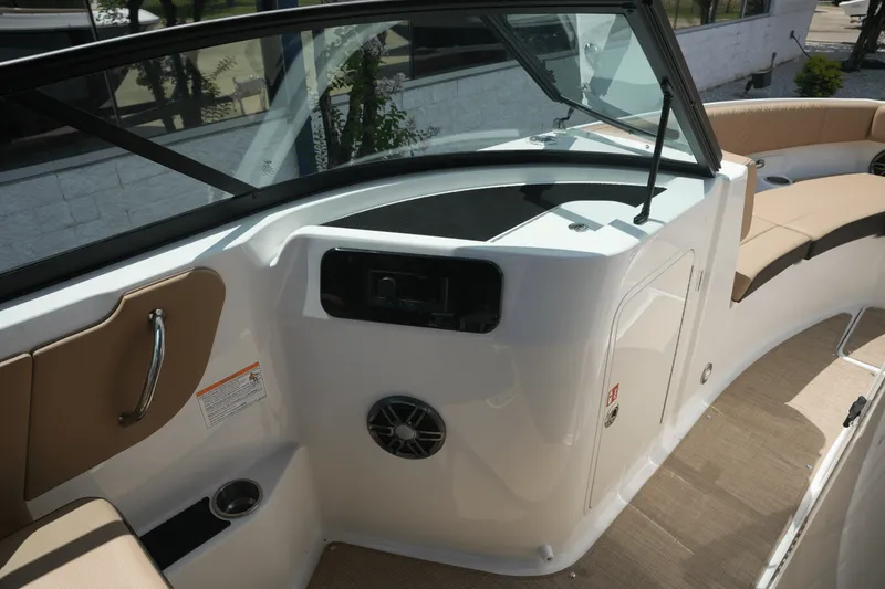 Slide: The Image of Sea Ray 250 SDX 2025 - 15