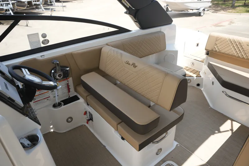 Slide: The Image of Sea Ray 250 SDX 2025 - 18