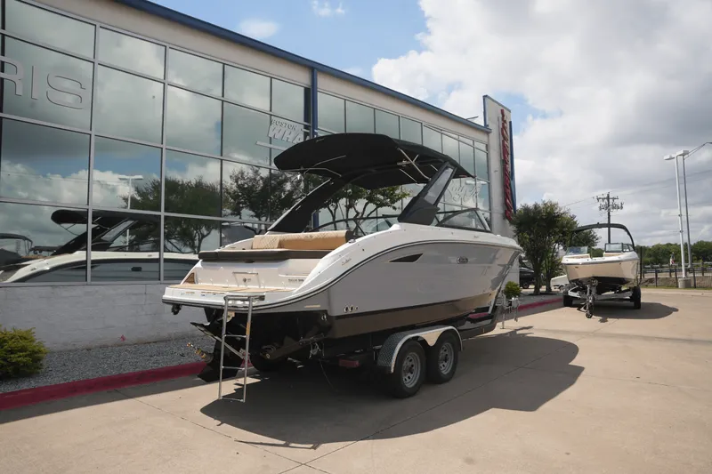Slide: The Image of Sea Ray 250 SDX 2025 - 2