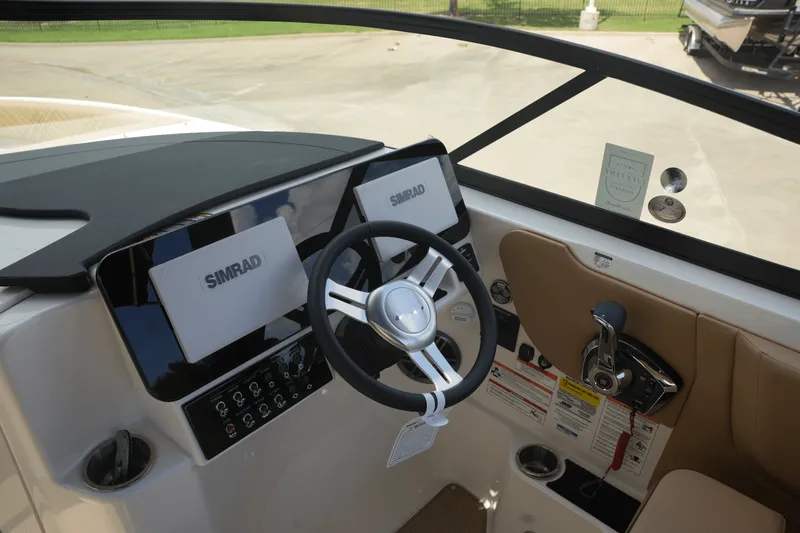 Slide: The Image of Sea Ray 250 SDX 2025 - 20