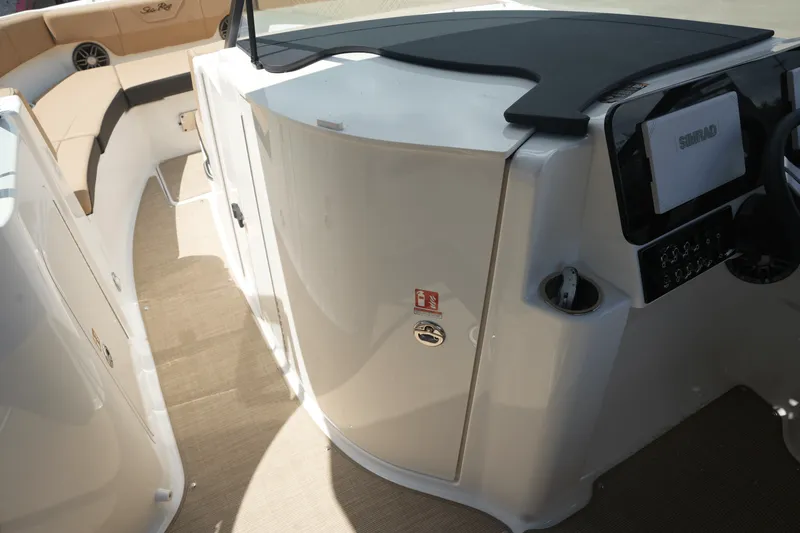 Slide: The Image of Sea Ray 250 SDX 2025 - 21