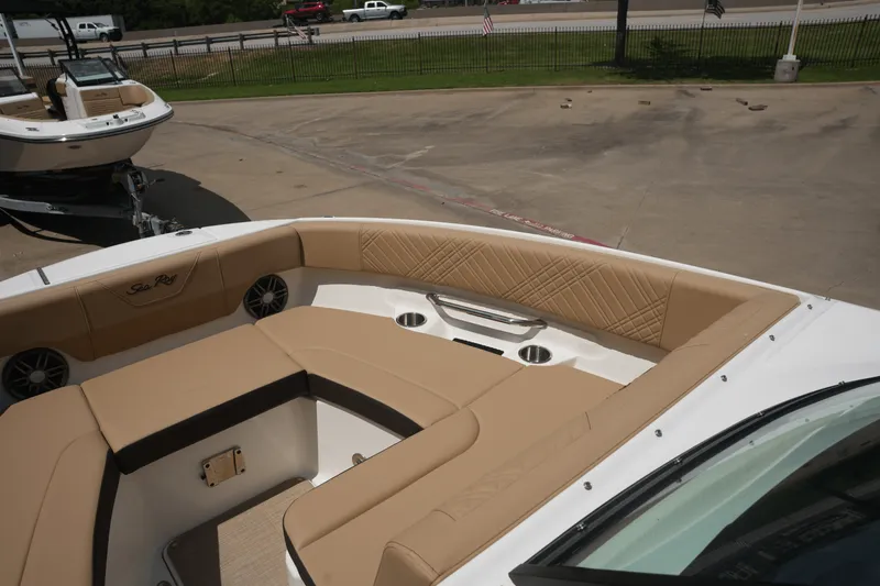 Slide: The Image of Sea Ray 250 SDX 2025 - 25