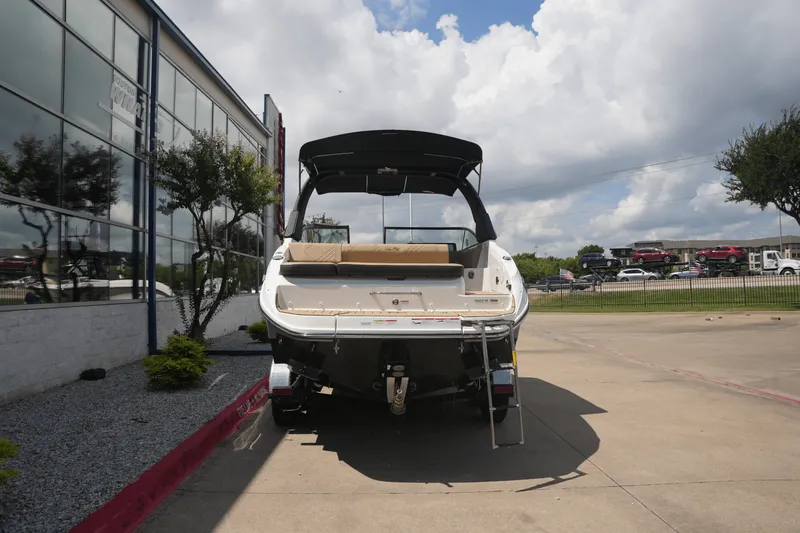 Slide: The Image of Sea Ray 250 SDX 2025 - 3