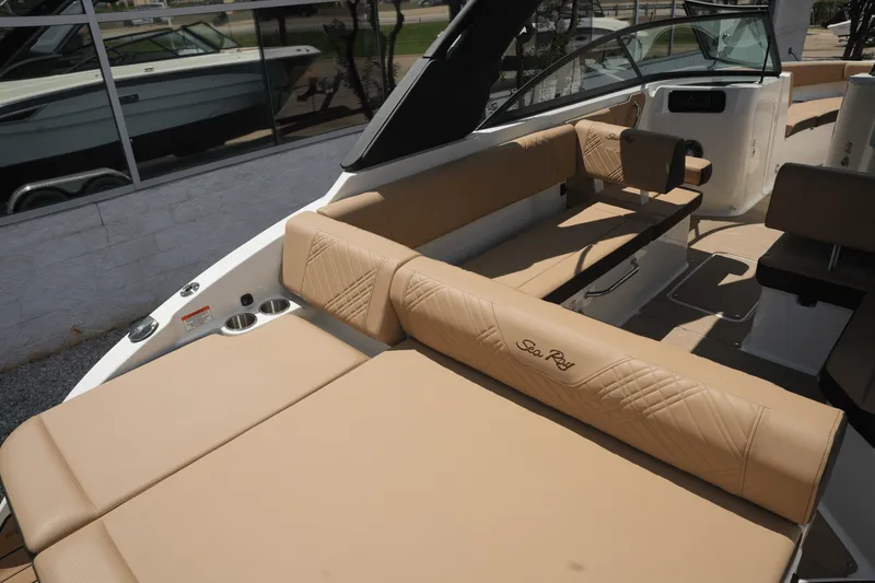 Slide: The Image of Sea Ray 250 SDX 2025 - 6