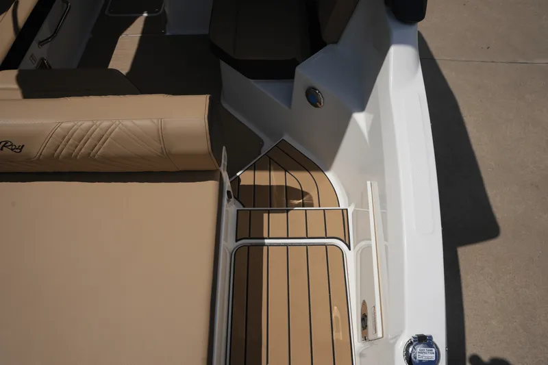 Slide: The Image of Sea Ray 250 SDX 2025 - 7