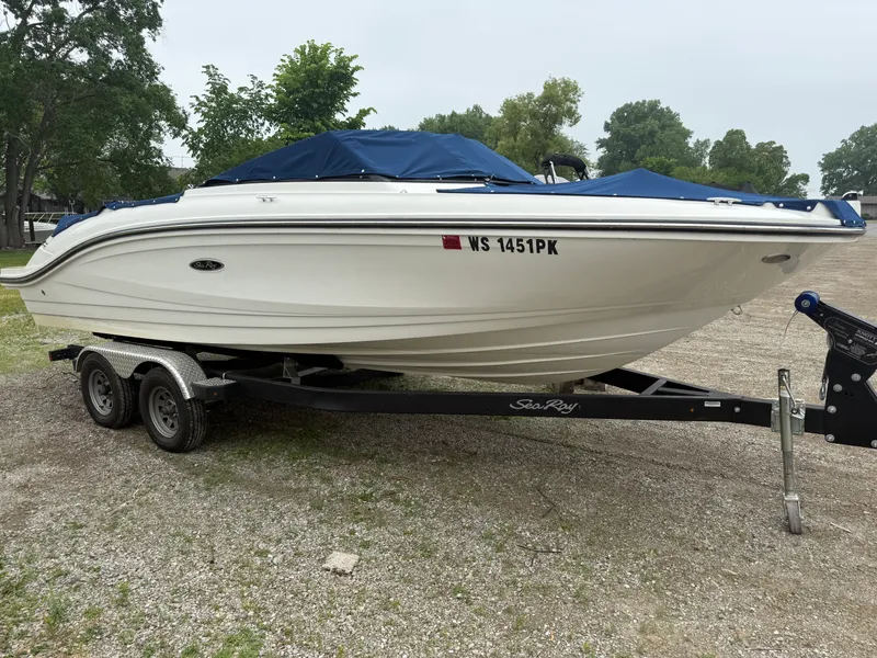 Slide: The Image of Sea Ray 210 SPX 2022 - 1