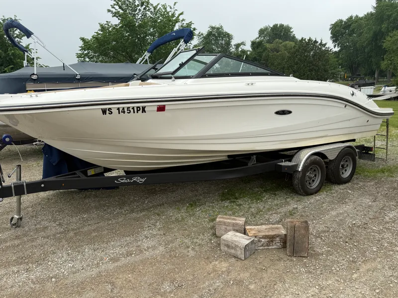 Slide: The Image of Sea Ray 210 SPX 2022 - 12