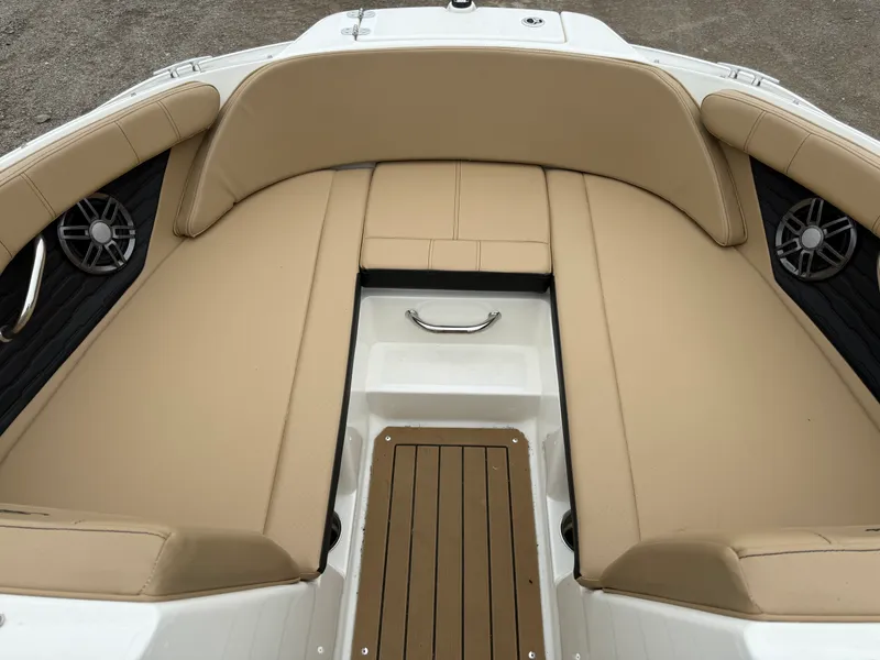 Slide: The Image of Sea Ray 210 SPX 2022 - 3