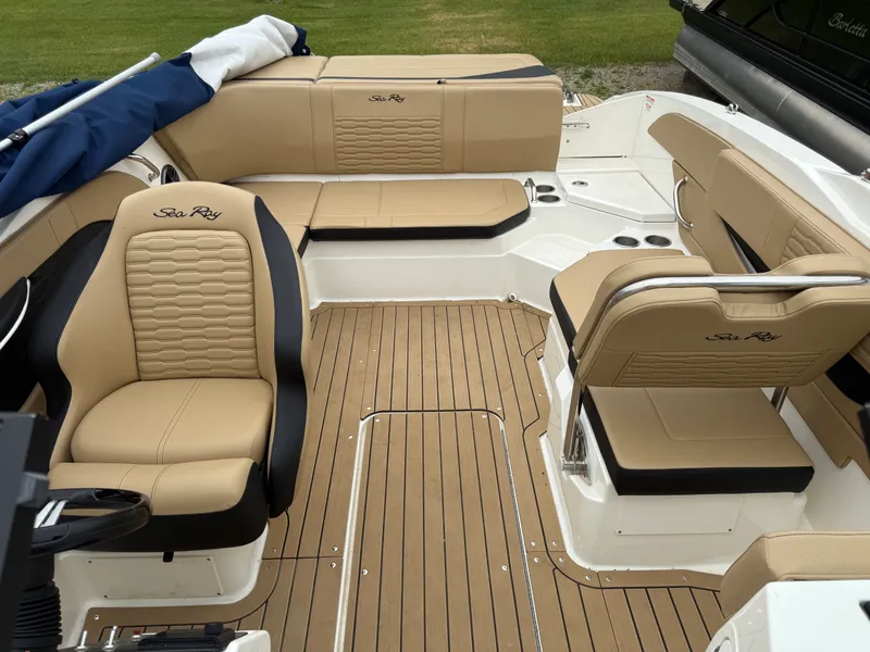 Slide: The Image of Sea Ray 210 SPX 2022 - 4