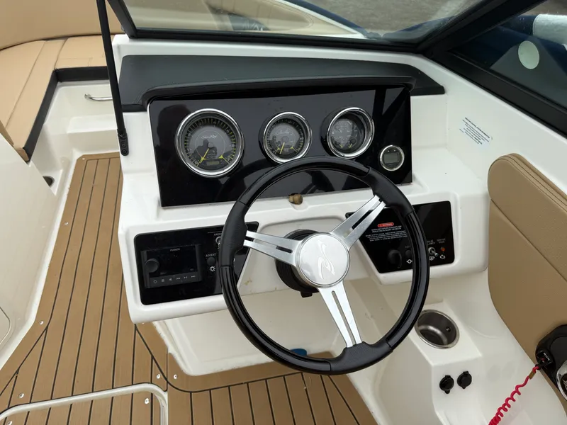Slide: The Image of Sea Ray 210 SPX 2022 - 5