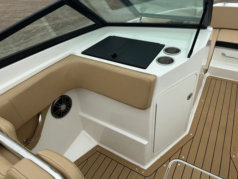 Slide: The Image of Sea Ray 210 SPX 2022 - 6