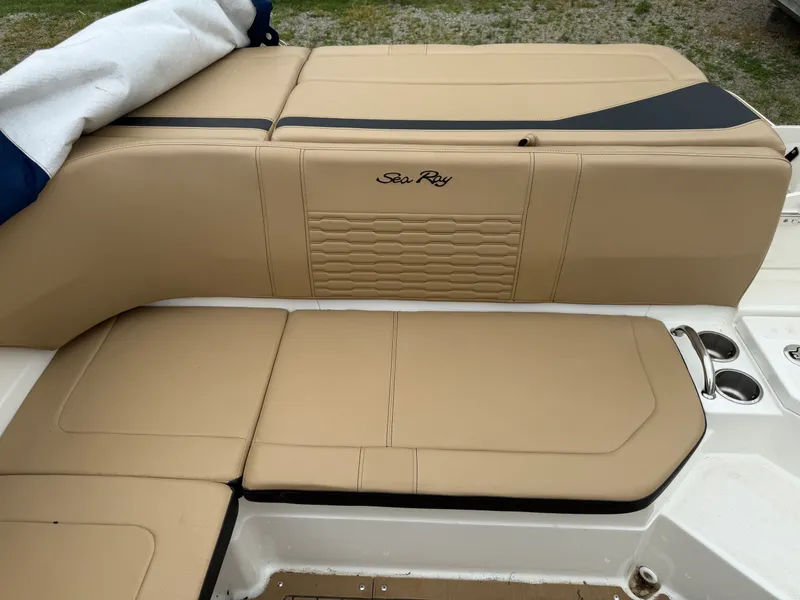 Slide: The Image of Sea Ray 210 SPX 2022 - 8