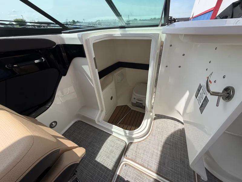 Slide: The Image of Sea Ray SLX 280 2025 - 40