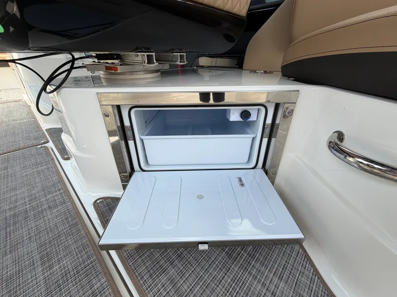 Slide: The Image of Sea Ray SLX 280 2025 - 25