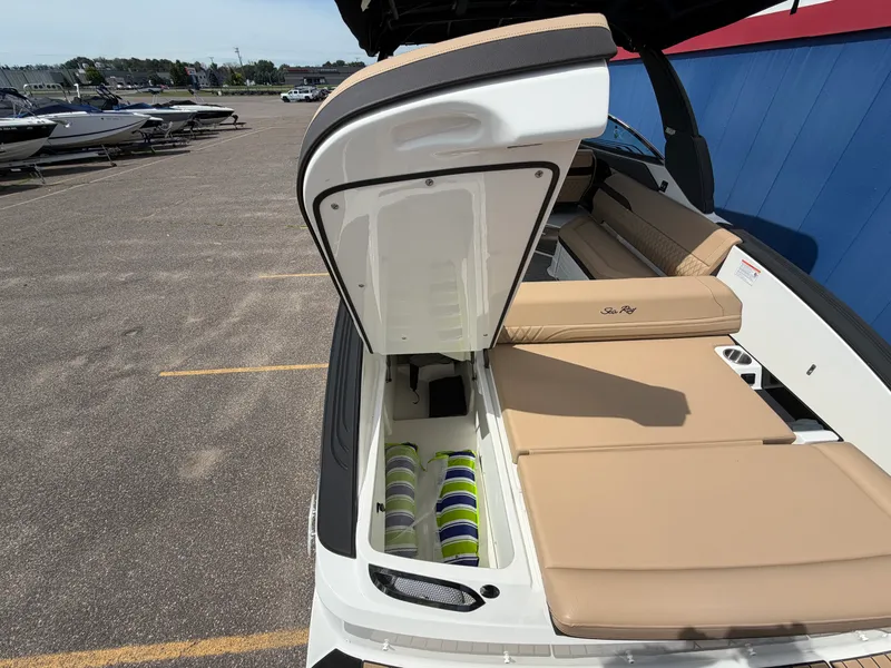 Slide: The Image of Sea Ray SLX 280 2025 - 9