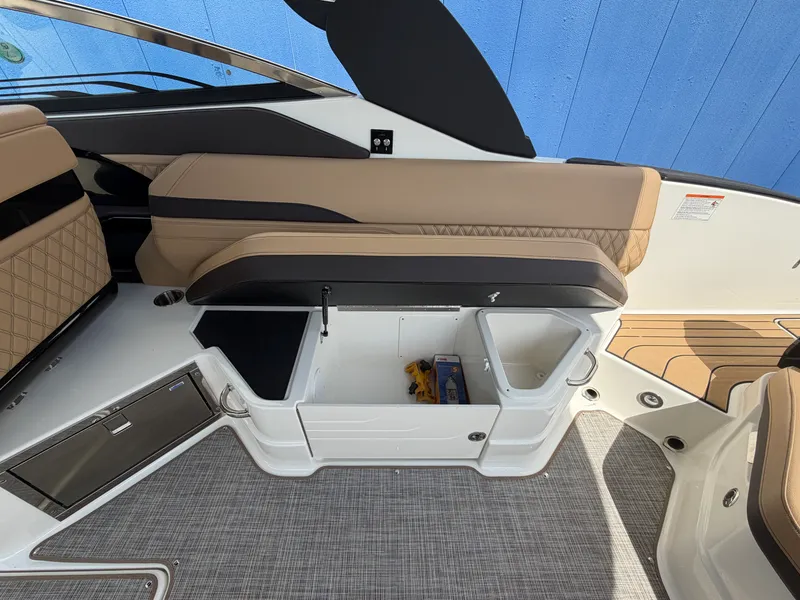Slide: The Image of Sea Ray SLX 280 2025 - 22