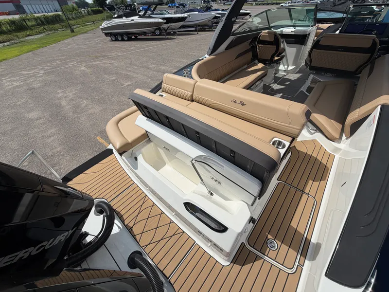 Slide: The Image of Sea Ray SLX 280 2025 - 10