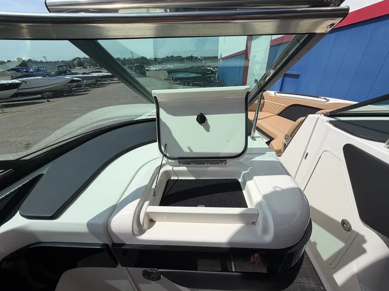 Slide: The Image of Sea Ray SLX 280 2025 - 38