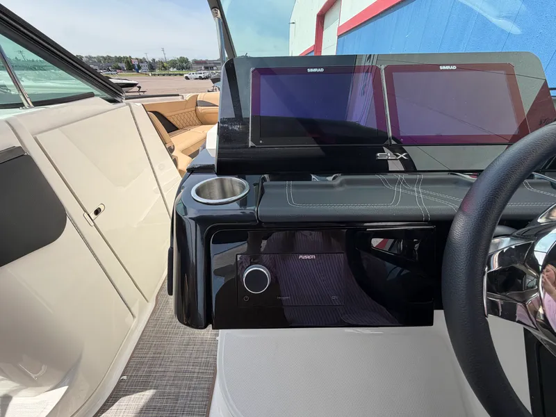 Slide: The Image of Sea Ray SLX 280 2025 - 32