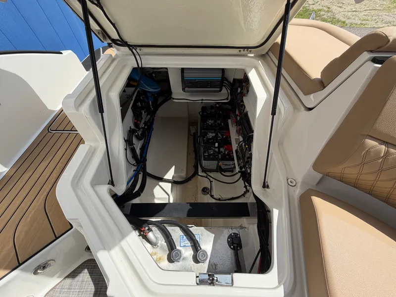 Slide: The Image of Sea Ray SLX 280 2025 - 15