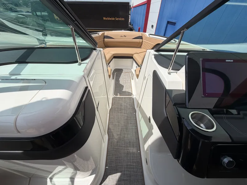 Slide: The Image of Sea Ray SLX 280 2025 - 42