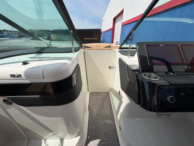 Slide: The Image of Sea Ray SLX 280 2025 - 43