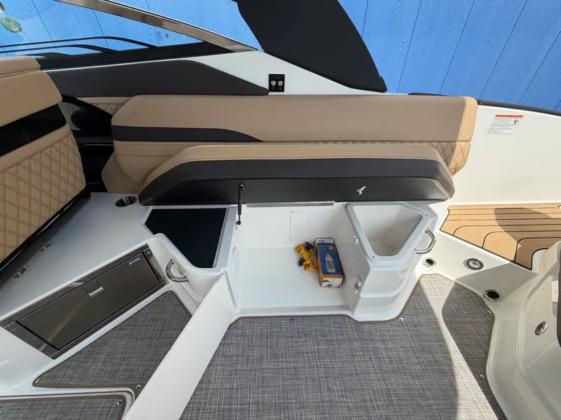 Slide: The Image of Sea Ray SLX 280 2025 - 23