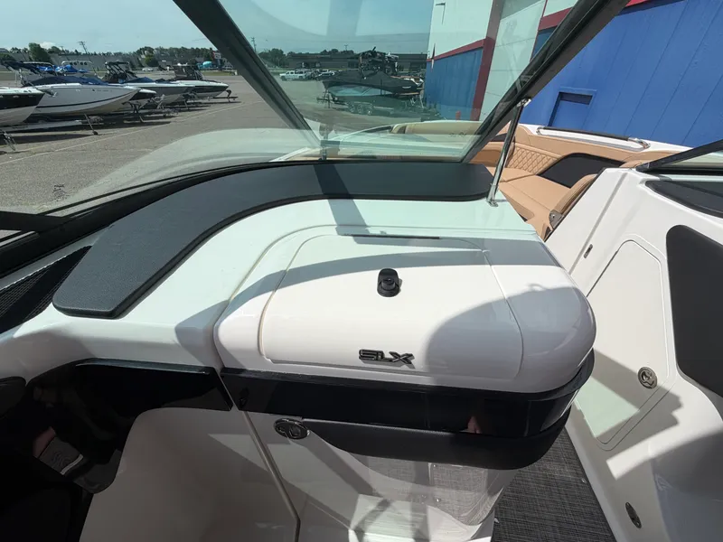 Slide: The Image of Sea Ray SLX 280 2025 - 37
